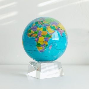 Mit der MOVA Globe Political Map erkunden Sie die Welt in Farbe. Unterscheiden Sie Länder ganz einfach mit einer brillanten politischen Karte. Geräuschlose Rotationen ohne Netzteil oder Batterie.