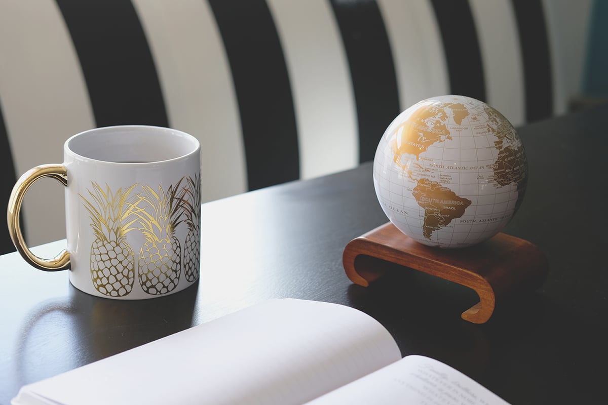1698277821 824 Introductie van ons nieuwste kleurenduo witte en gouden MOVA Globe